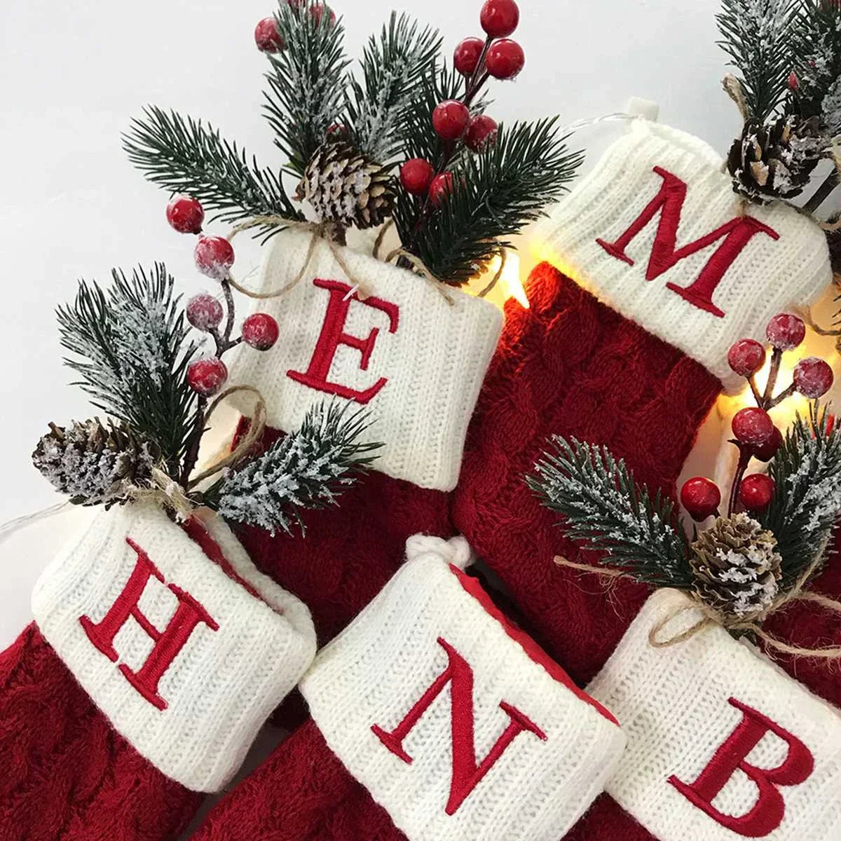 Meia de Natal Tricotada com Inicial do nome e Flocos de Neve