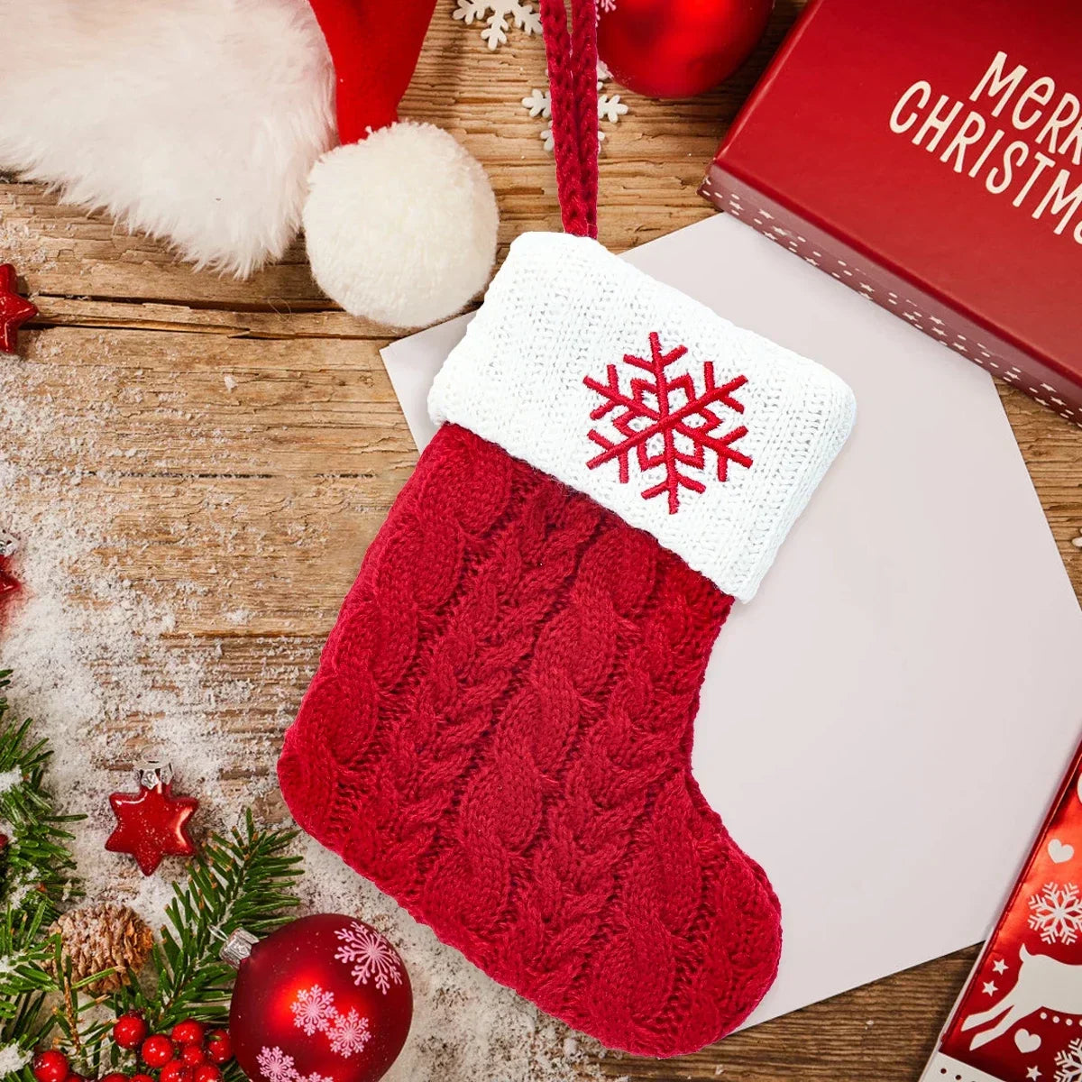 Meia de Natal Tricotada com Inicial do nome e Flocos de Neve